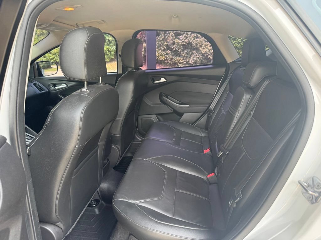 Used 2015 Ford Focus SE w/ Equipment Group 201A FWD image 17