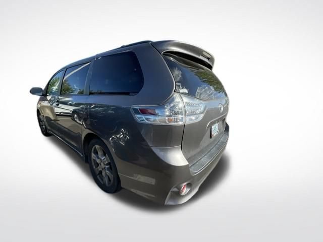 Used 2017 Toyota Sienna SE Premium FWD image 5