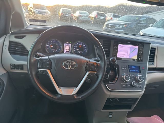 Used 2018 Toyota Sienna XLE w/ XLE Navigation Package image 15
