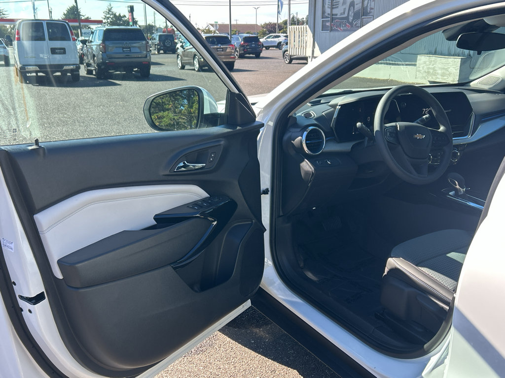 New 2026 Chevrolet Trax LT w/ Sunroof Package FWD image 11