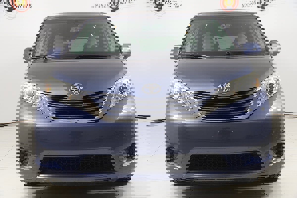 Used 2016 Toyota Sienna LE image 48