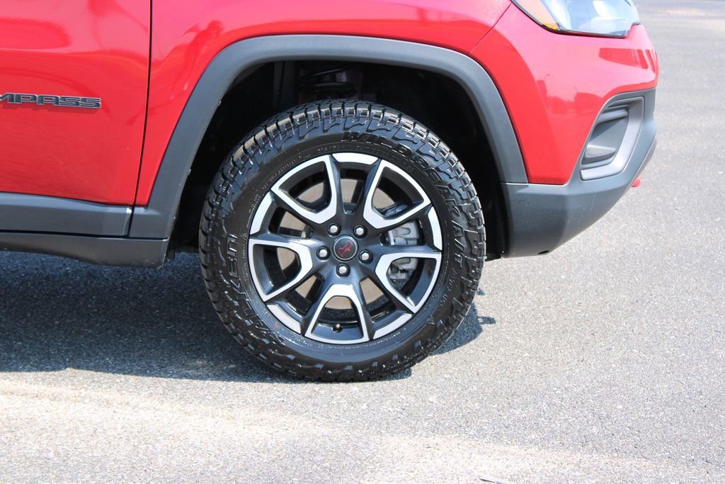 Used 2025 Jeep Compass Trailhawk AWD/4WD image 12