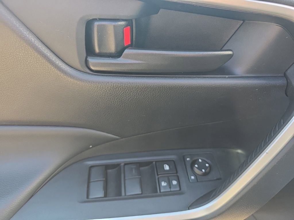 Used 2025 Toyota RAV4 LE image 20