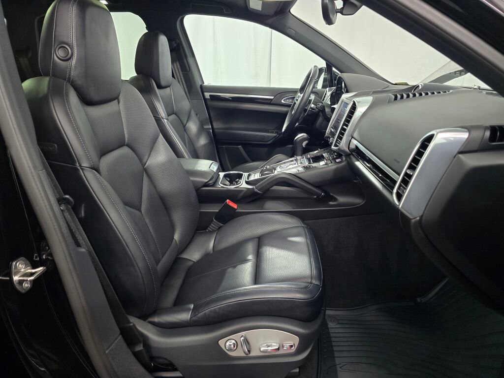 Used 2018 Porsche Cayenne image 28