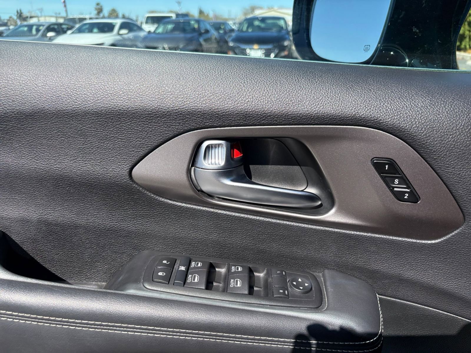 Used 2025 Chrysler Pacifica Select image 18