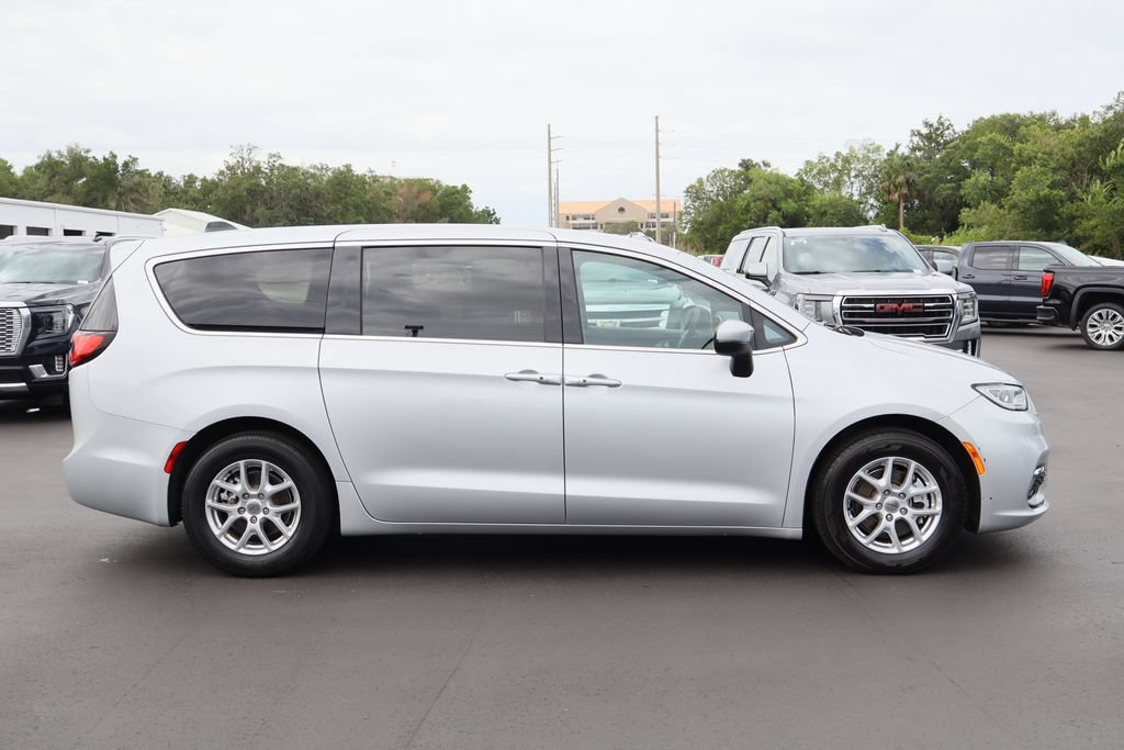 Used 2023 Chrysler Pacifica Touring FWD image 10