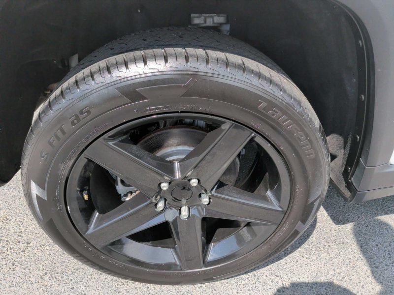 Used 2023 Jeep Grand Cherokee Altitude AWD/4WD image 21