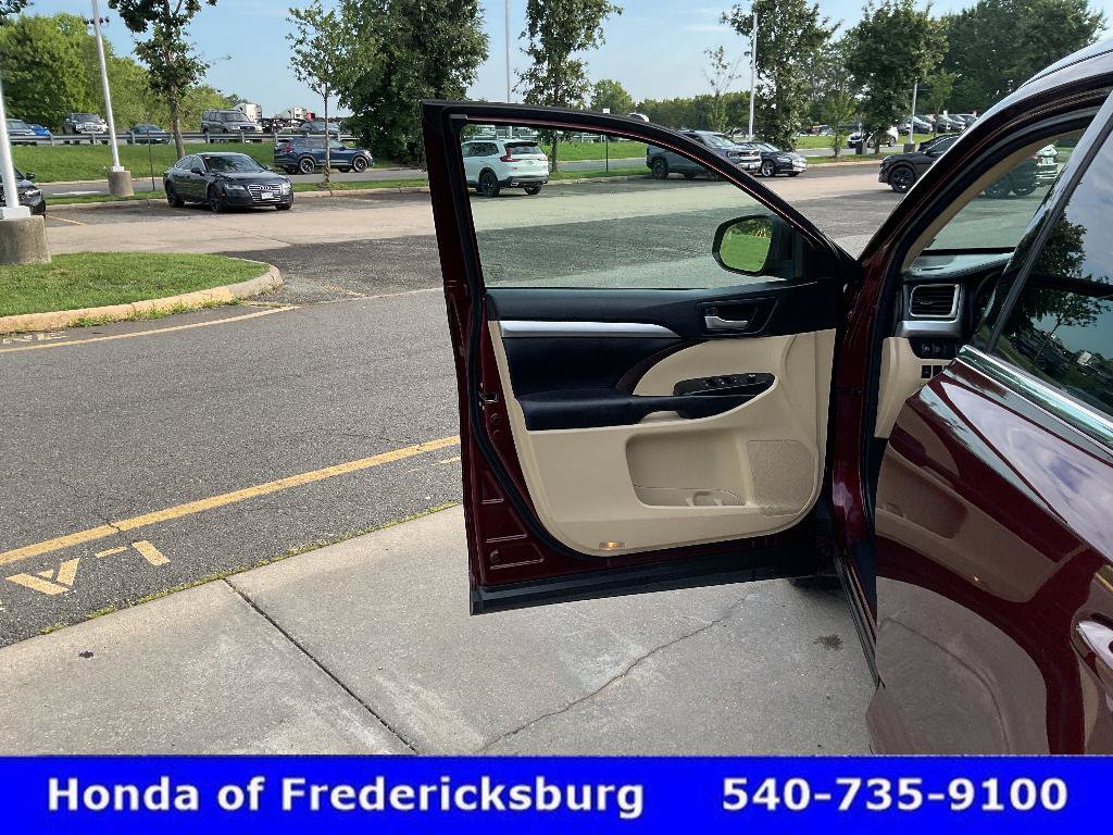 Used 2017 Toyota Highlander XLE AWD/4WD image 14