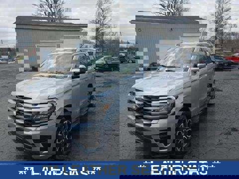 Used 2024 Ford Expedition XLT image 3