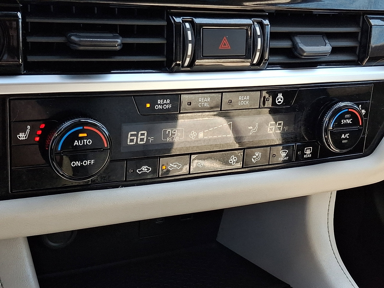 Used 2022 Nissan Pathfinder SL AWD/4WD image 16