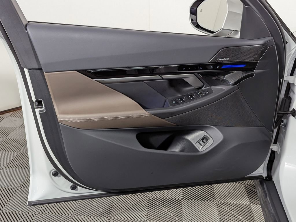 Used 2025 BMW 530i xDrive AWD/4WD image 14