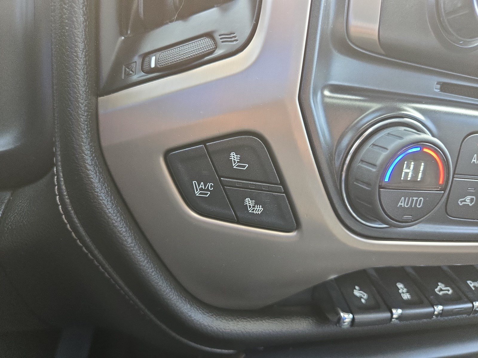 Used 2015 GMC Sierra 2500 Denali w/ Duramax Plus Package AWD/4WD image 25