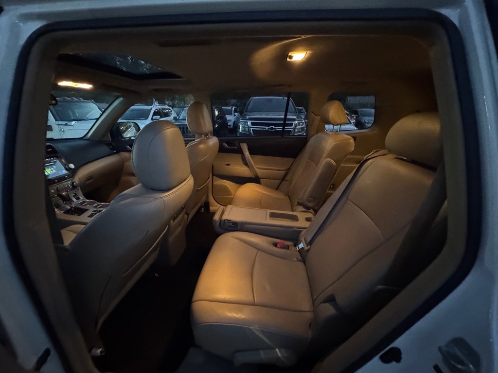 Used 2012 Toyota Highlander SE w/ Tow Pkg image 10