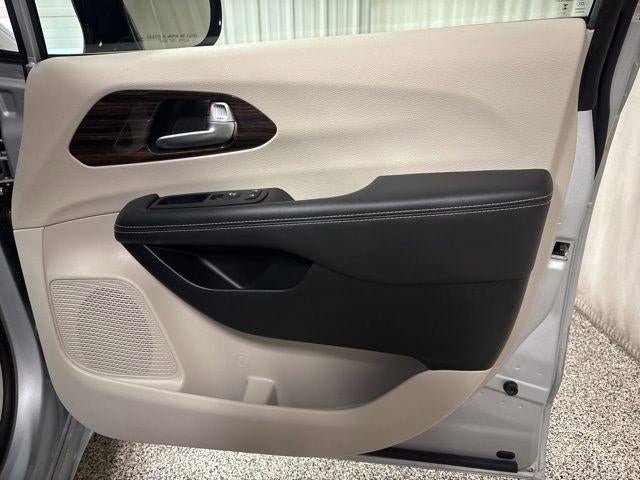 Used 2024 Chrysler Pacifica Limited image 24