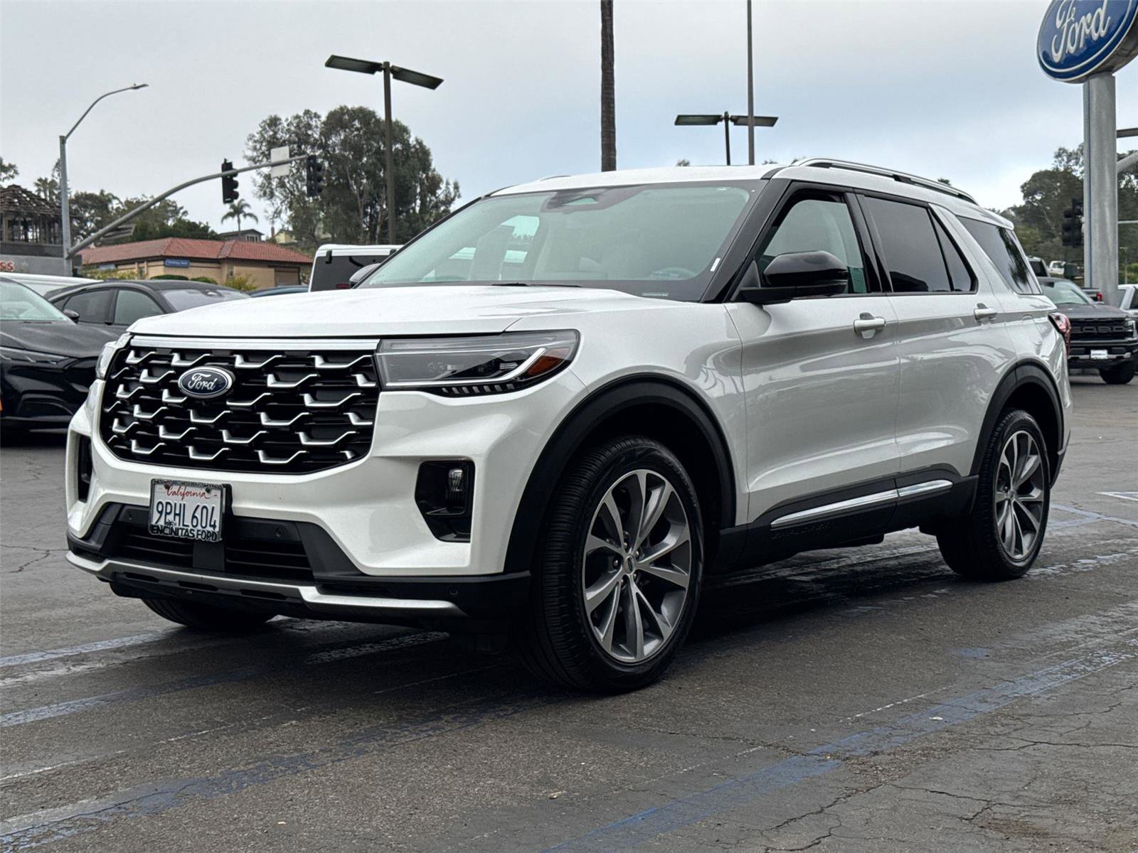 Certified 2025 Ford Explorer Platinum w/ Ultimate Package AWD/4WD image 4