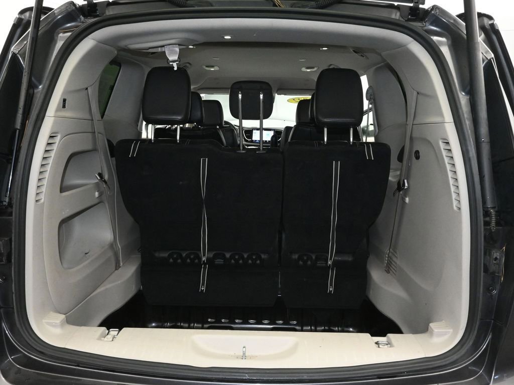 Used 2022 Chrysler Pacifica Touring-L image 12