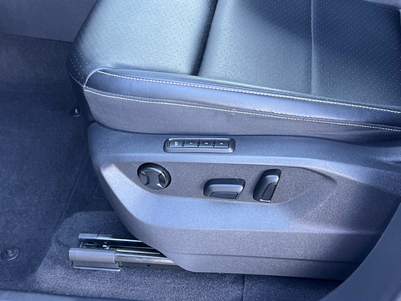 Certified 2022 Volkswagen Atlas SEL R-Line image 19