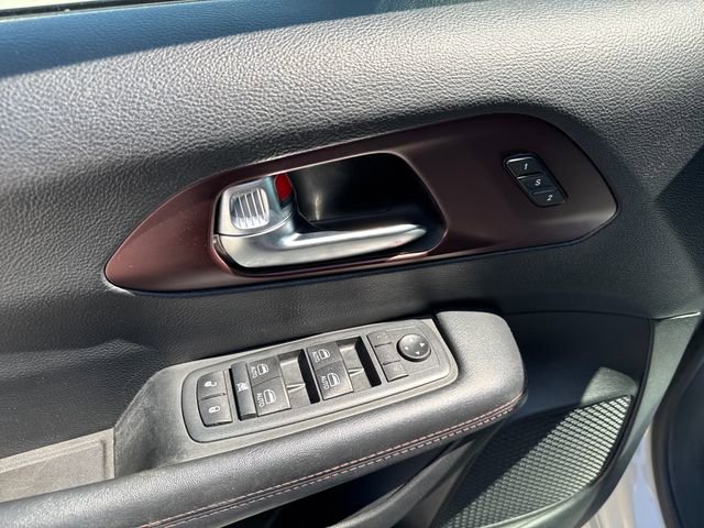 Used 2020 Chrysler Pacifica Touring-L FWD image 11