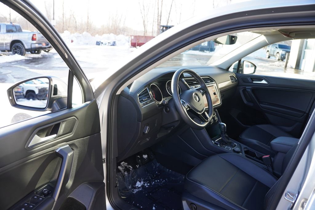 Used 2021 Volkswagen Tiguan SE w/ Panoramic Sunroof Package image 14