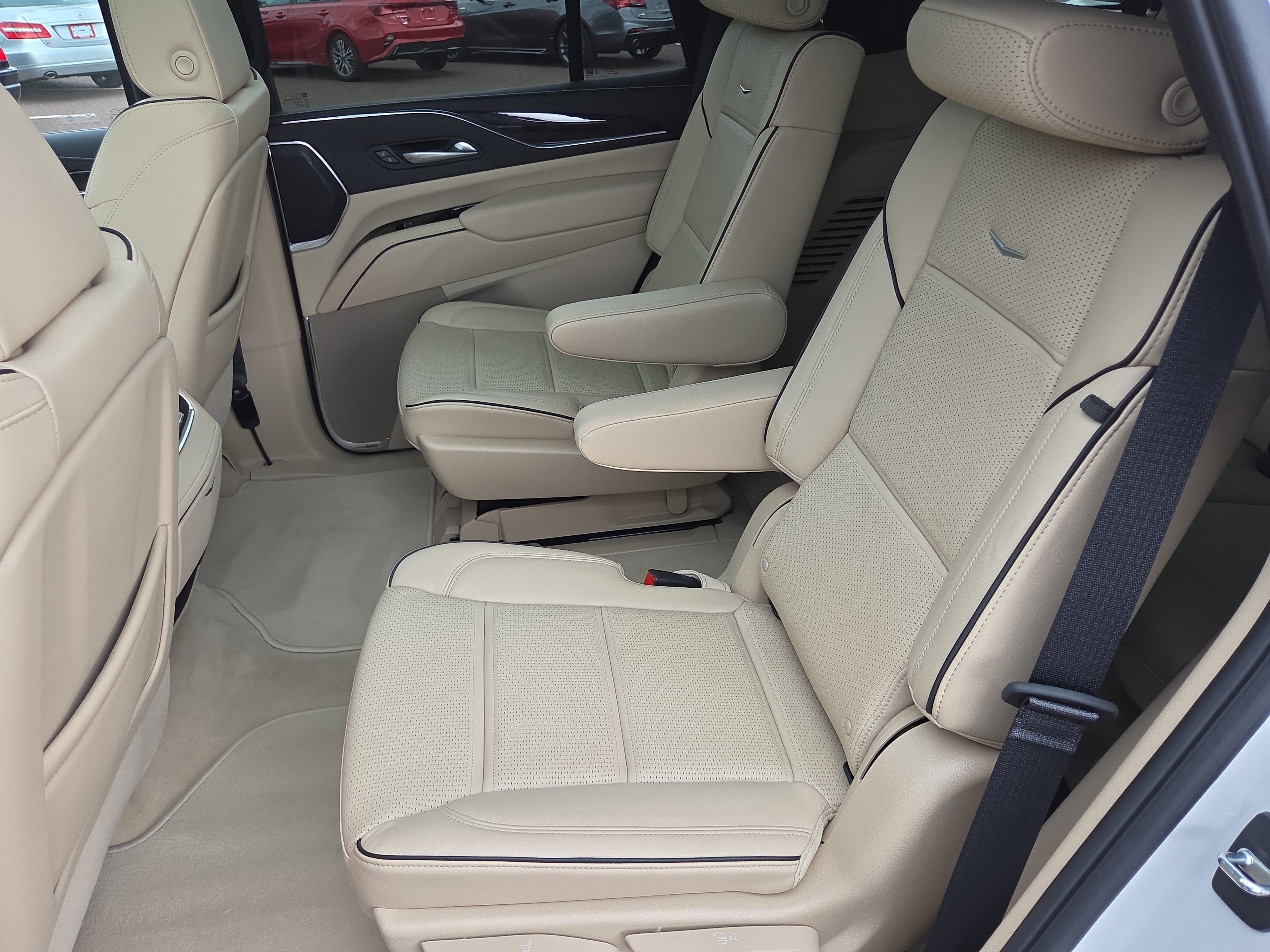 Used 2024 Cadillac Escalade Premium Luxury w/ Performance Package AWD/4WD image 20