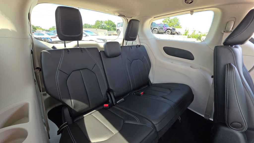 Used 2022 Chrysler Pacifica Touring-L FWD image 16