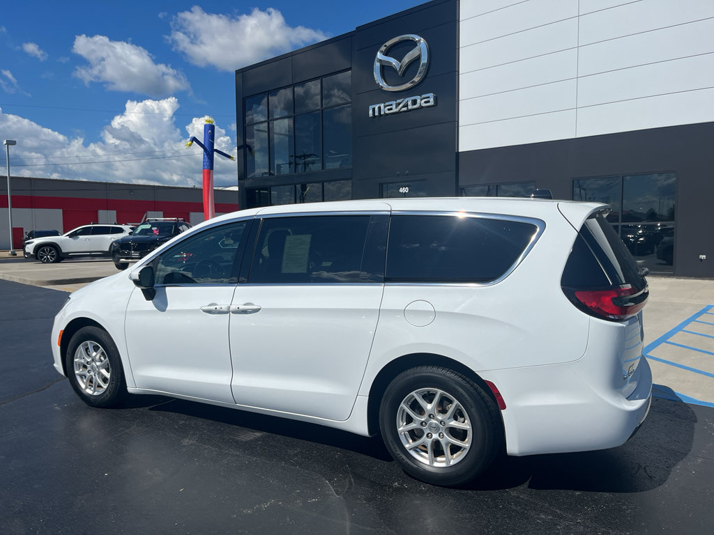 Used 2023 Chrysler Pacifica Touring-L FWD image 3