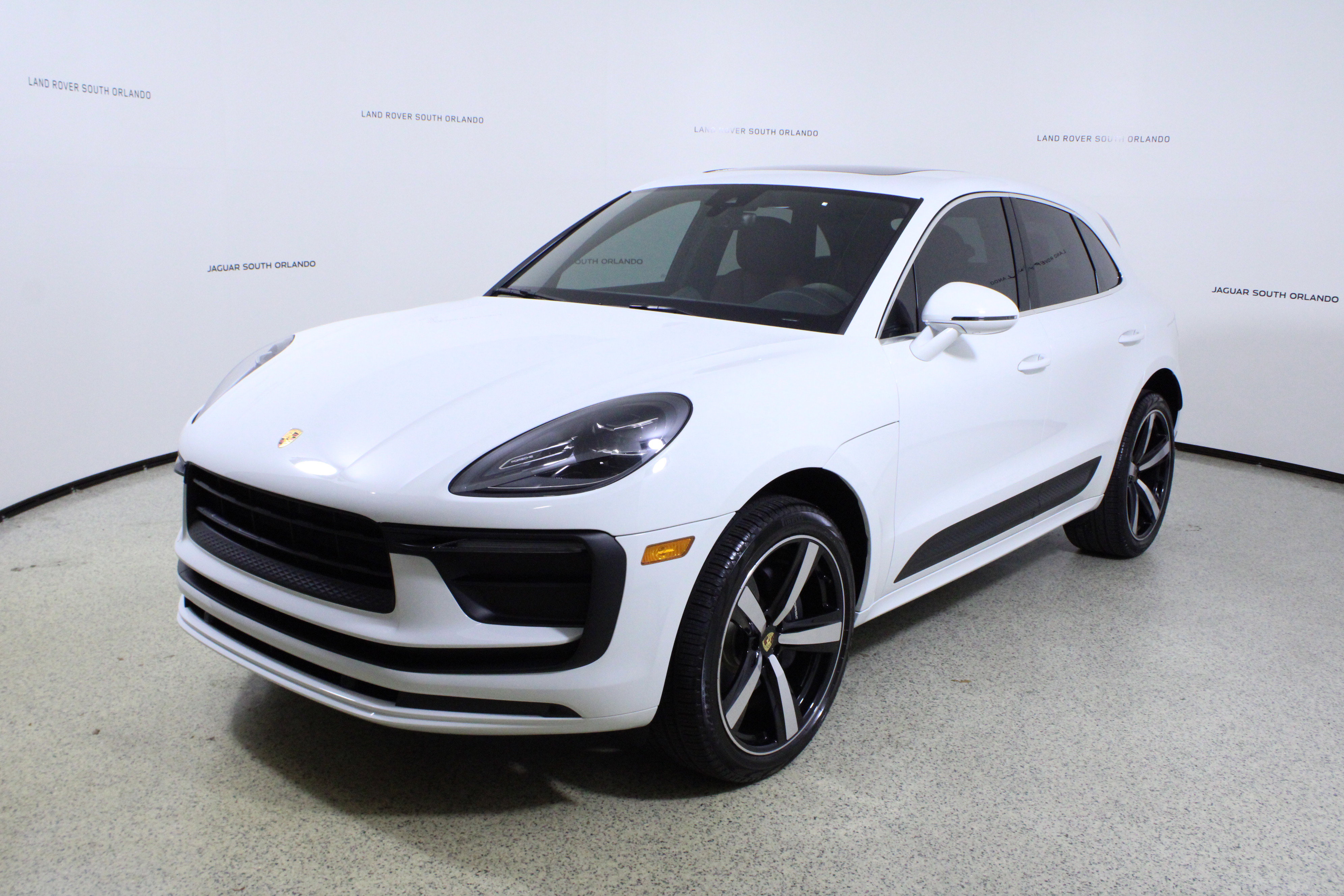 Used 2022 Porsche Macan AWD/4WD image 4