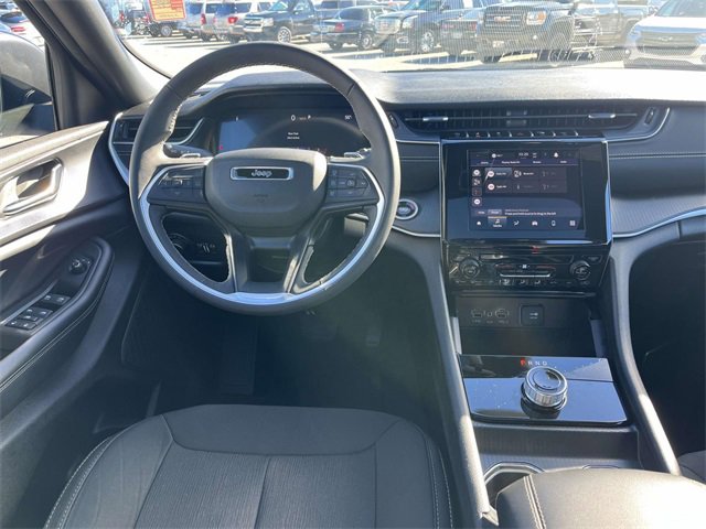 Used 2025 Jeep Grand Cherokee Laredo X image 14