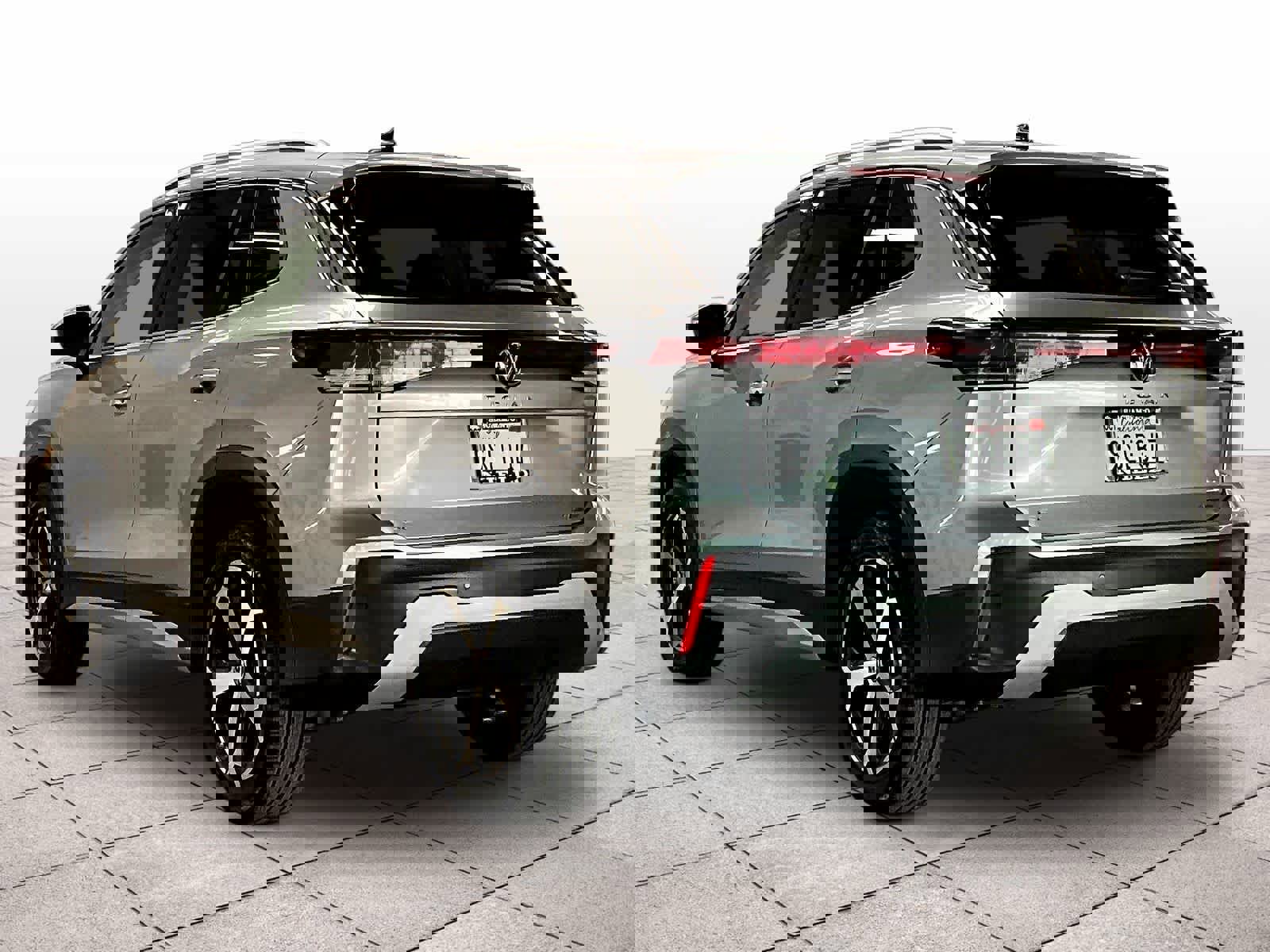 Used 2025 Volkswagen Tiguan SE w/ Panoramic Sunroof Package image 14