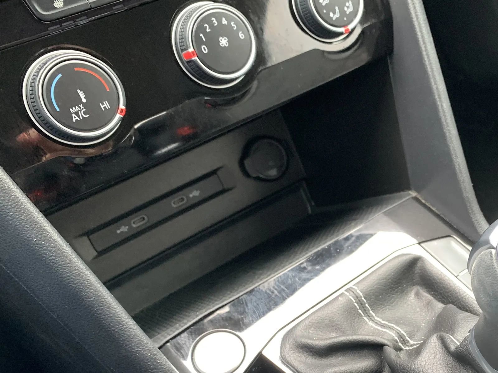 Used 2023 Volkswagen Taos SE w/ Black Wheel Package image 17