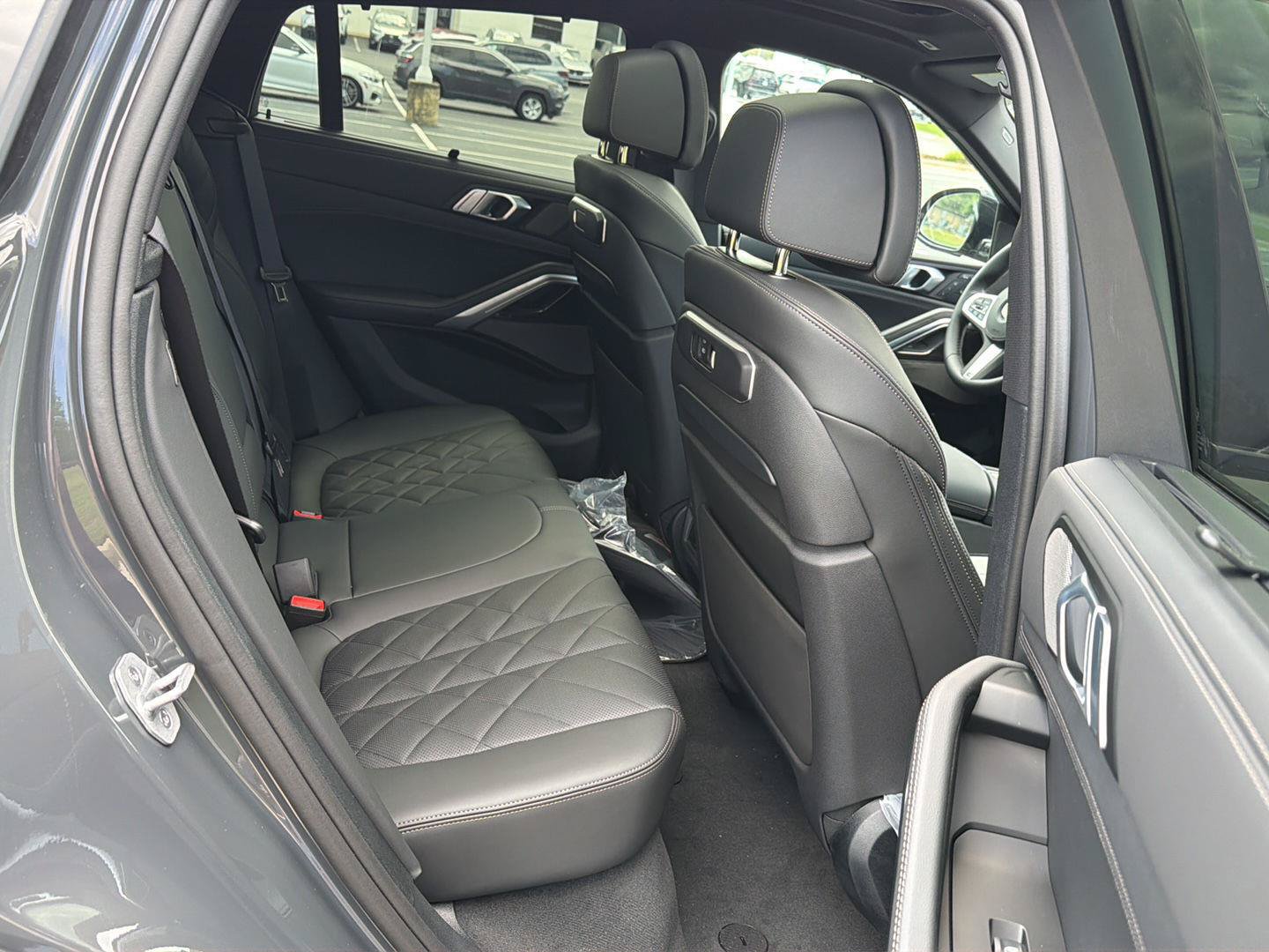 New 2027 BMW X6 xDrive40i w/ Executive Package AWD/4WD image 13