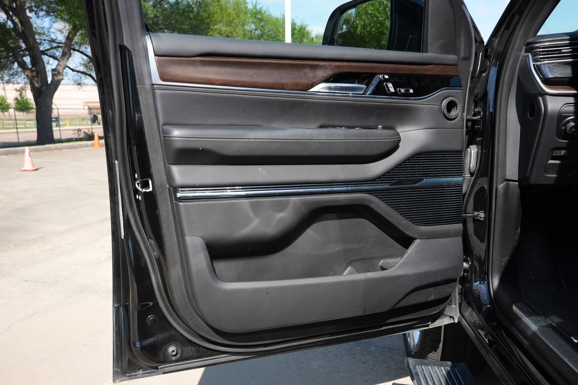 Used 2022 Jeep Grand Wagoneer Series II AWD/4WD image 19