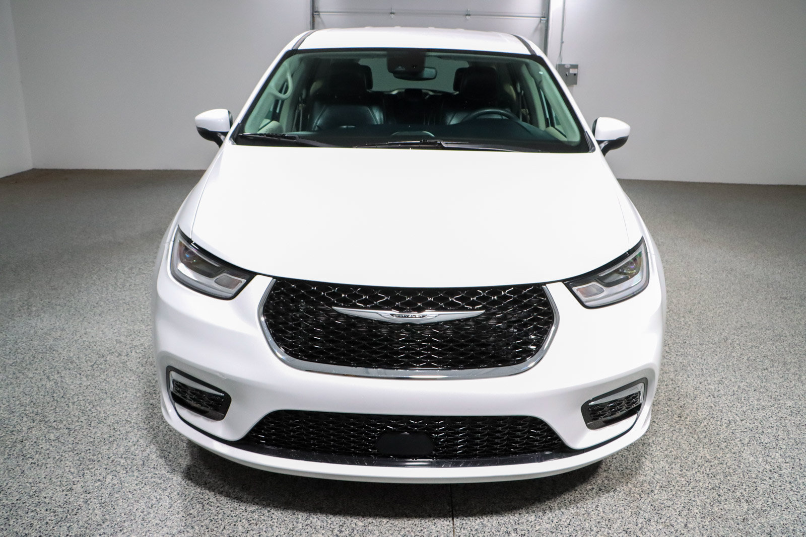 Used 2023 Chrysler Pacifica Touring-L FWD image 4