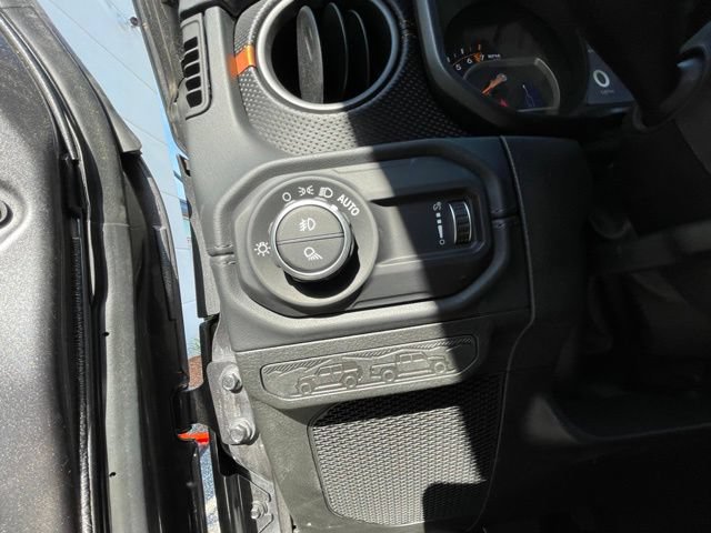 Used 2025 Jeep Gladiator Mojave w/ Convenience Group AWD/4WD image 16
