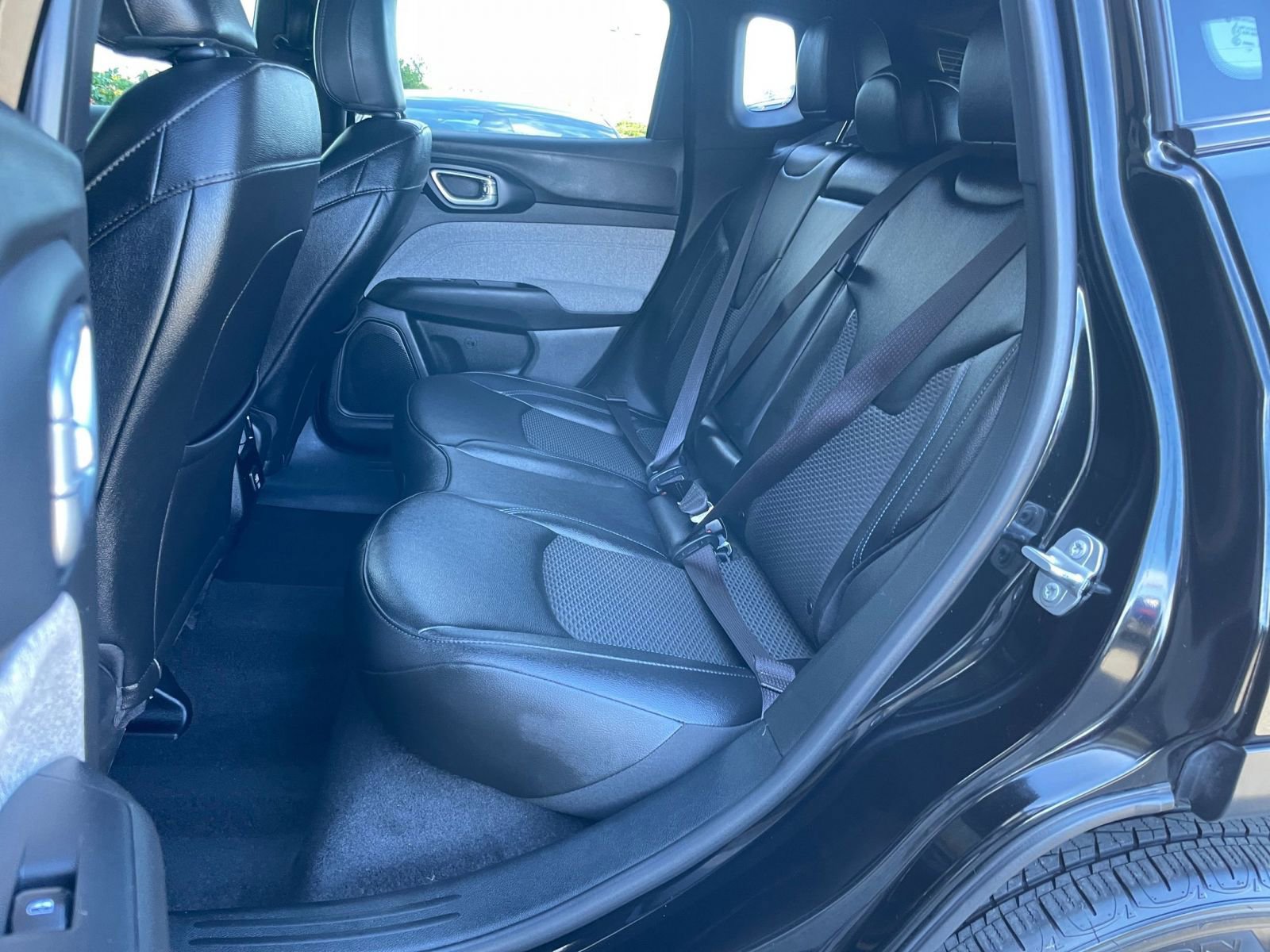 Used 2025 Jeep Compass Latitude image 37