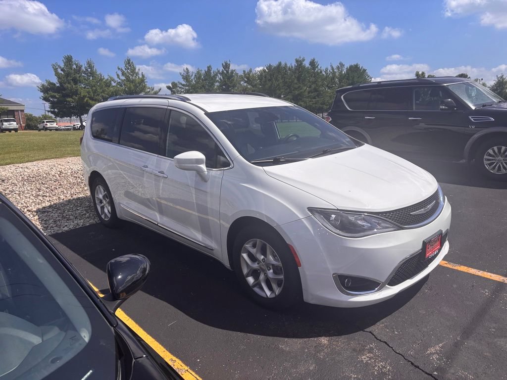 Used 2020 Chrysler Pacifica Touring-L FWD image 3