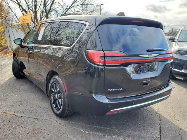 Certified 2024 Chrysler Pacifica Touring-L image 29