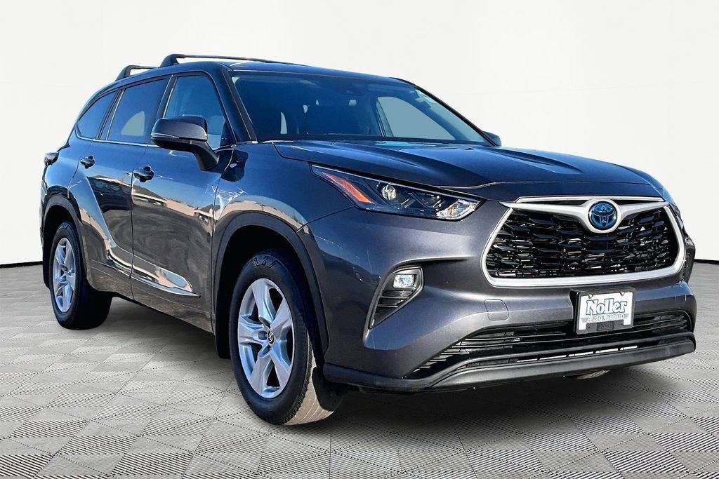 Used 2024 Toyota Highlander LE FWD image 12