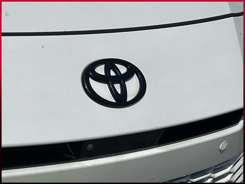 Used 2025 Toyota Camry Hybrid FWD image 11