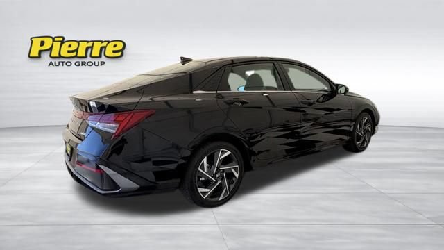 Used 2025 Hyundai Elantra Limited FWD image 5