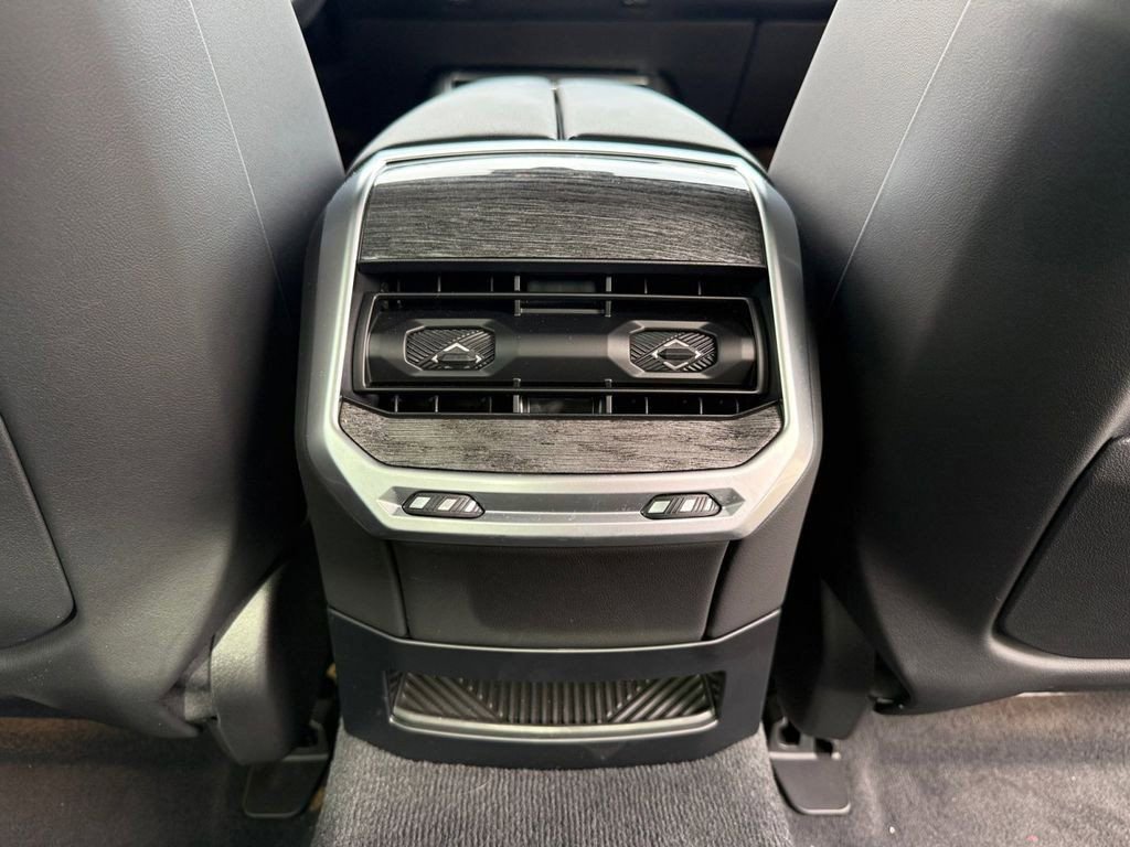 Used 2023 BMW 740i image 31