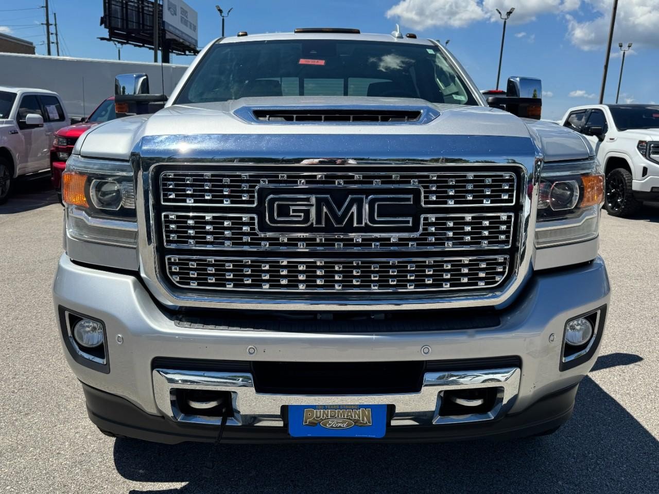 Used 2019 GMC Sierra 2500 Denali w/ Duramax Plus Package AWD/4WD image 9