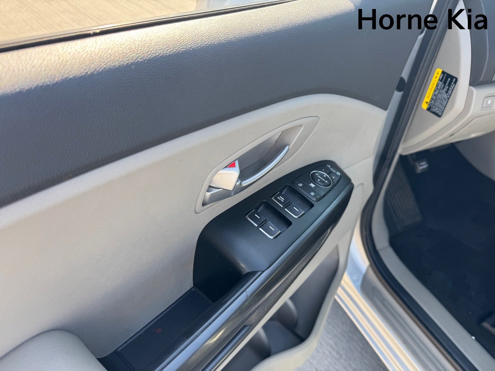 Used 2018 Kia Sedona LX w/ LX Essentials Premium Package FWD image 11