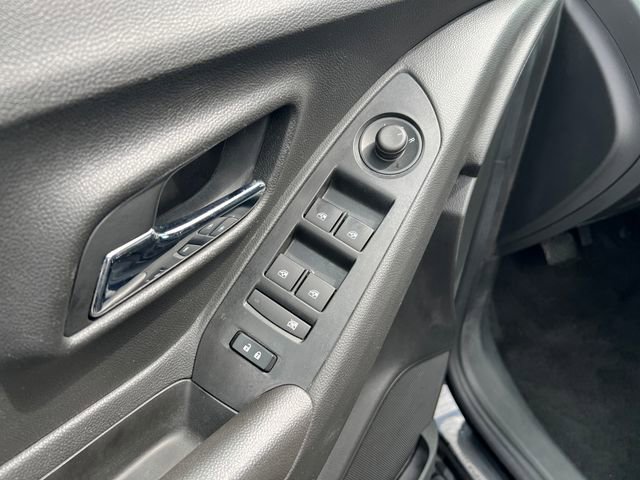Used 2020 Chevrolet Trax LT w/ LT Convenience Package AWD/4WD image 13