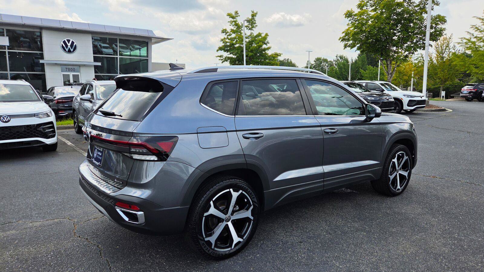 Certified 2025 Volkswagen Taos SEL AWD/4WD image 5
