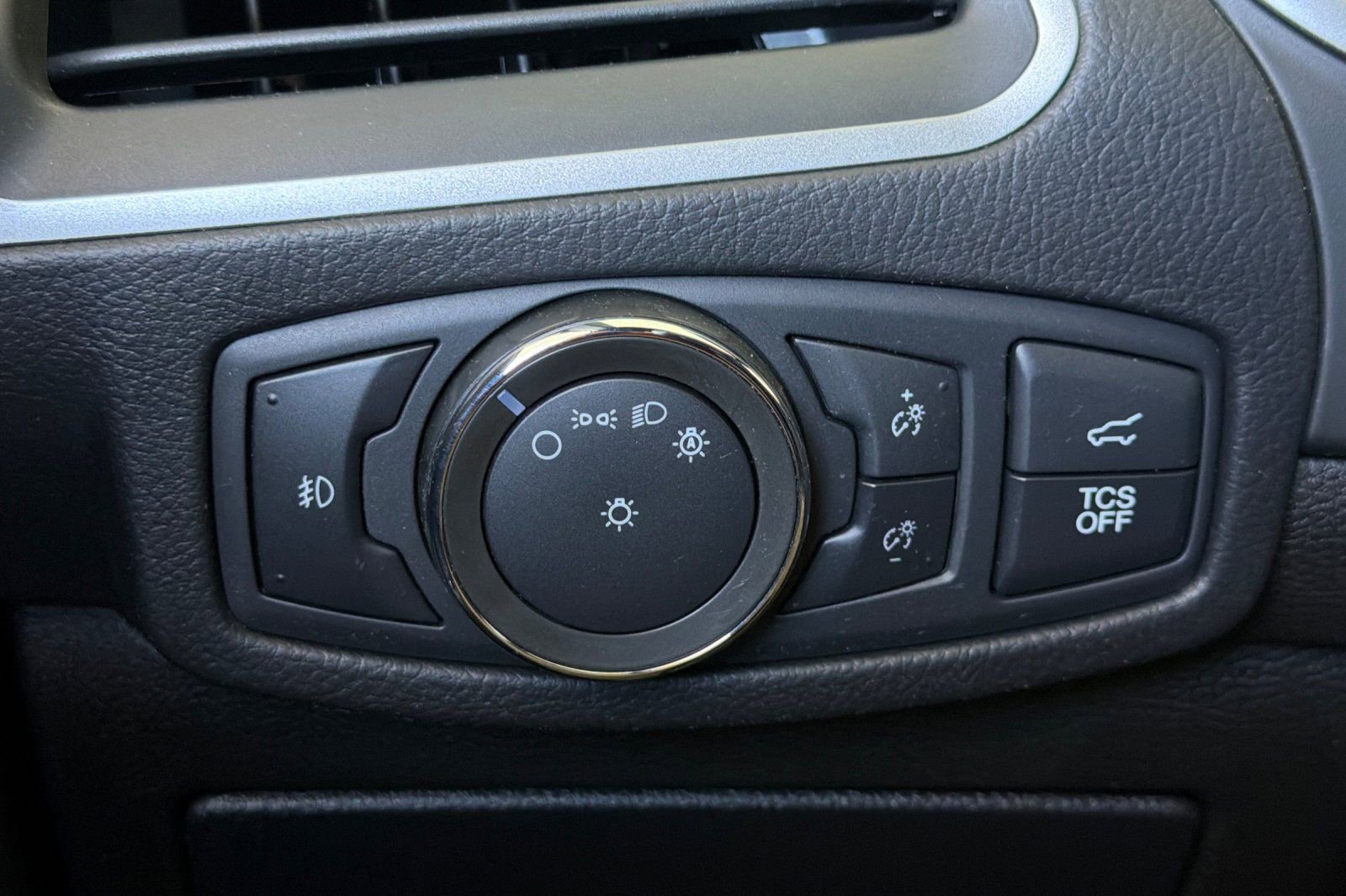 Used 2020 Ford Edge ST-Line w/ Cold Weather Package AWD/4WD image 32