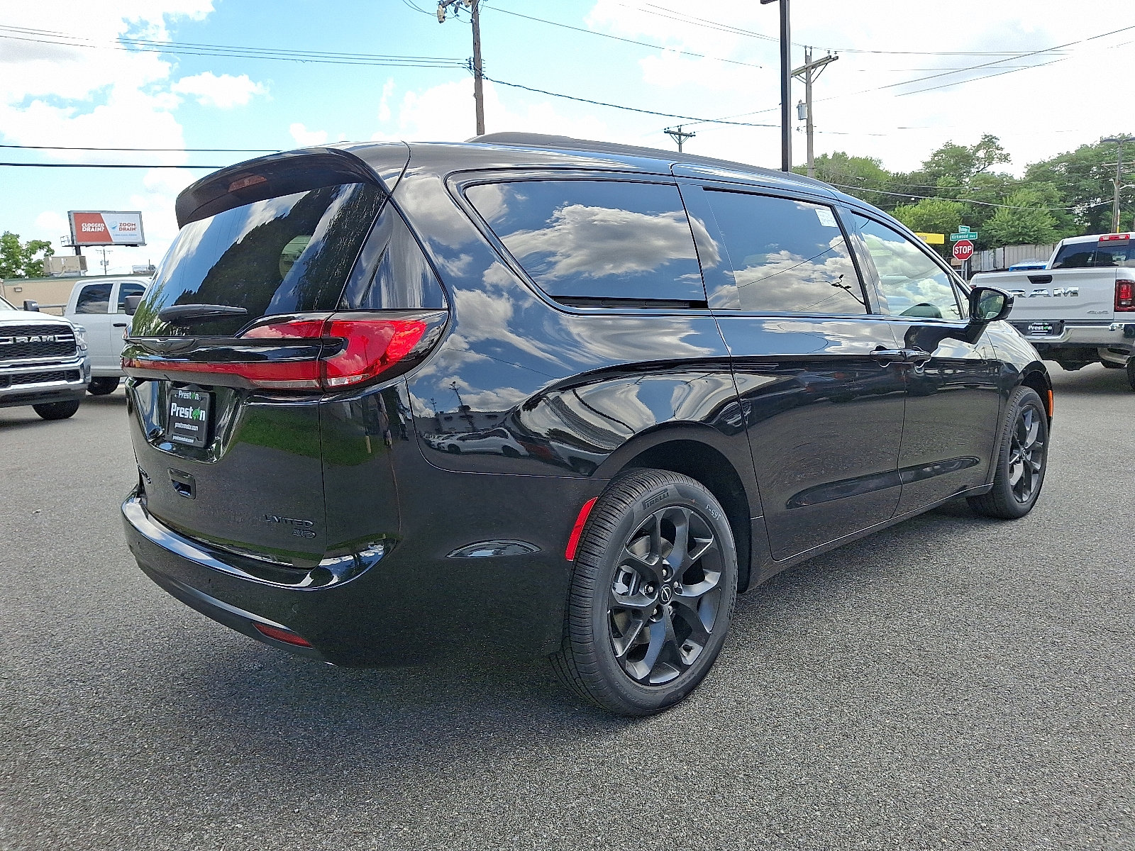 New 2026 Chrysler Pacifica Limited image 4