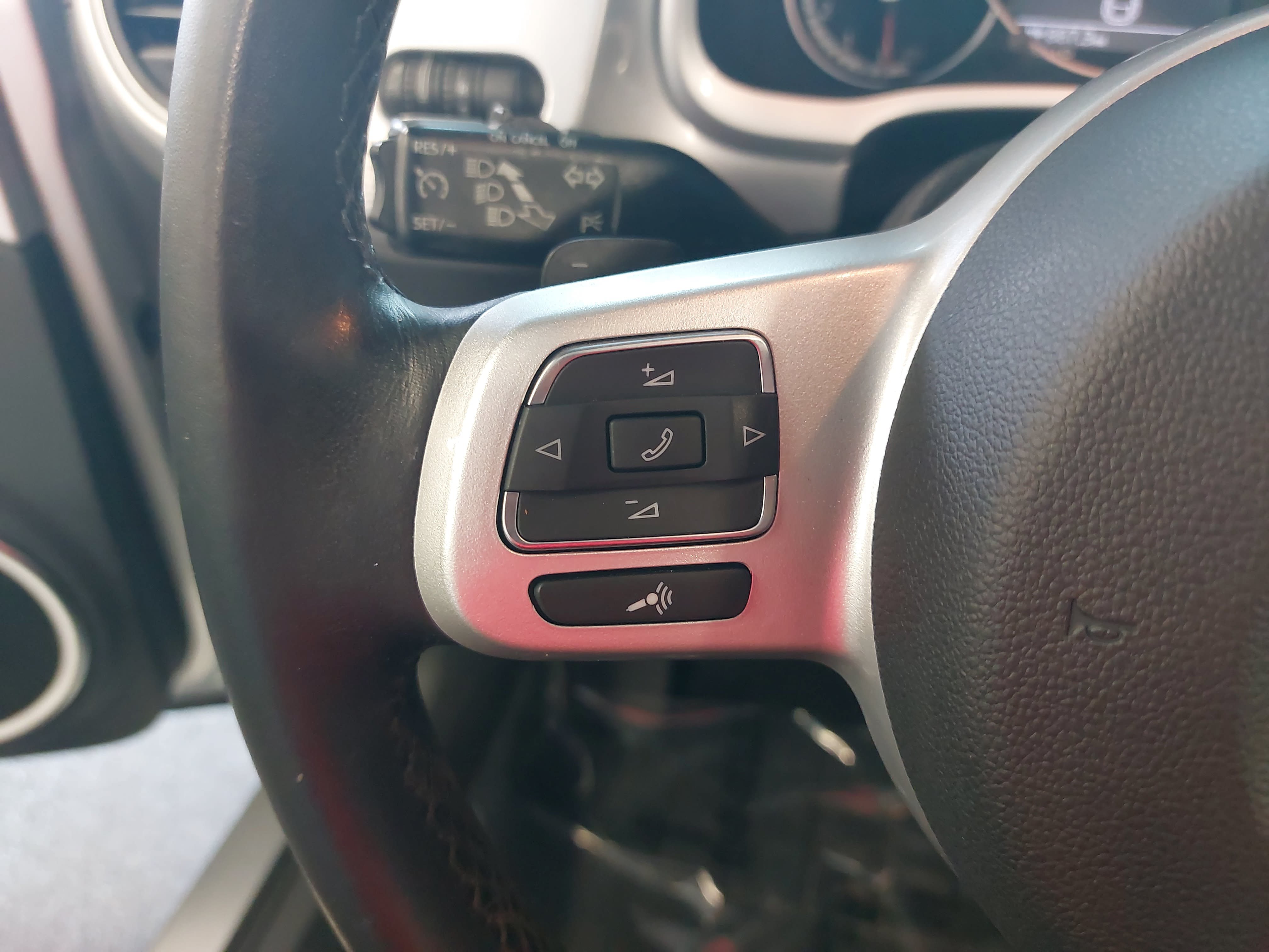 Used 2013 Volkswagen Beetle TDI FWD image 18