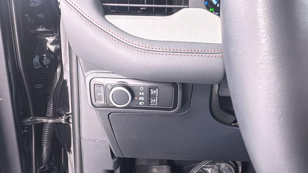 Used 2025 Ford Explorer Active image 24