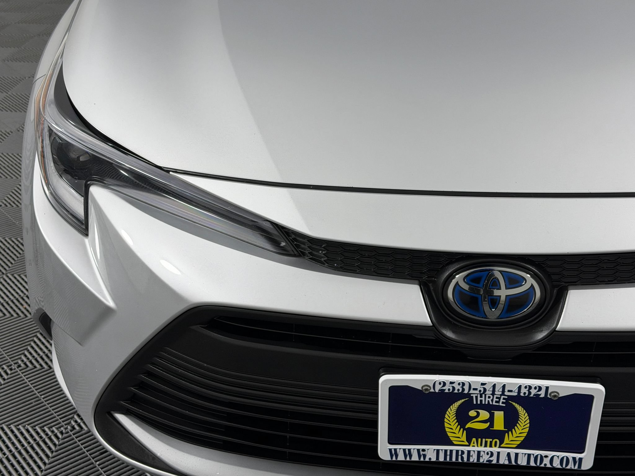Used 2024 Toyota Corolla XLE FWD image 5